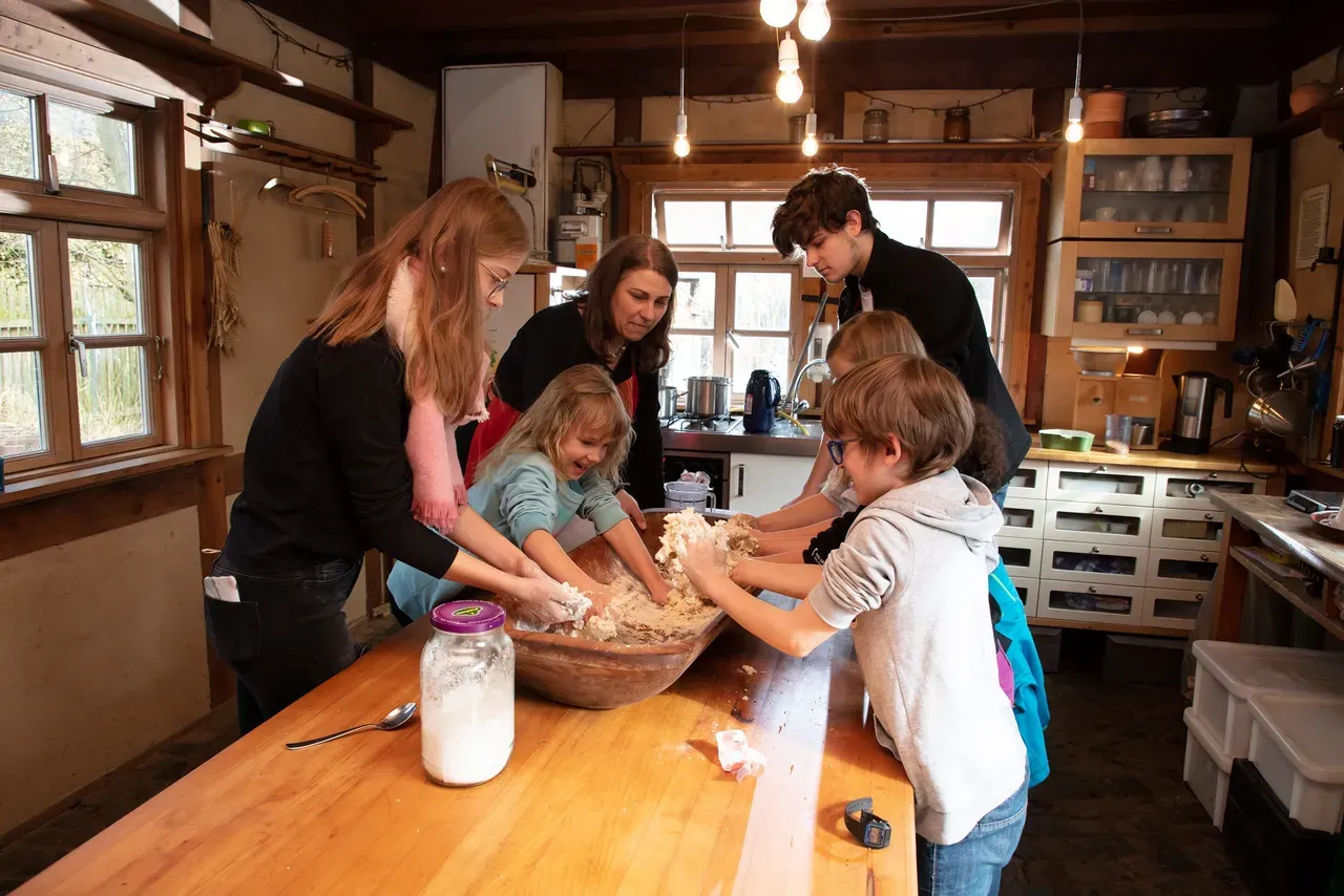 Kinder bereiten Teig 1